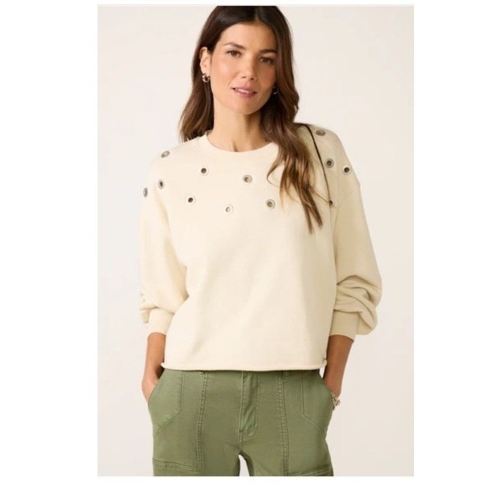EVEREVE Tayisha Grommet Sweatshirt Medium Beige Cropped Raw Hem Puff Sleeve Crew